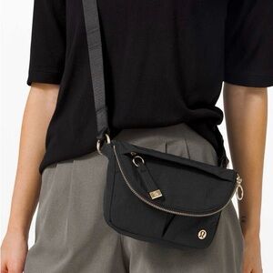 Lululemon All Night Festival Bag *Micro
Black / Gold